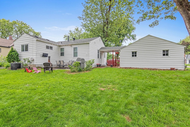 8313 Stevens Ave S, Bloomington, MN 55420 - view of grassy yard with a patio