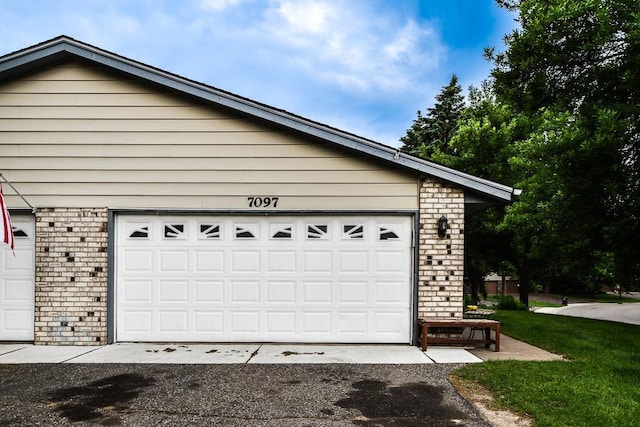 7097 Robinwood Bay, Woodbury, MN 55125 - view of garage