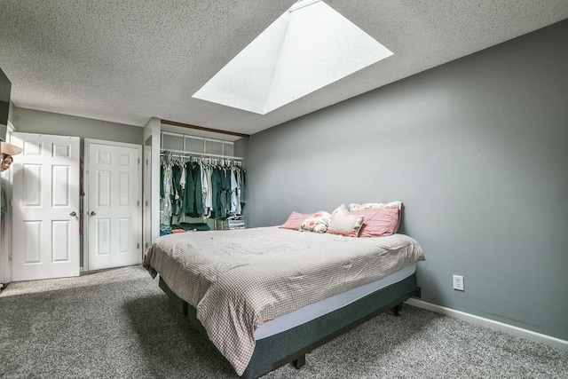 7097 Robinwood Bay, Woodbury, MN 55125 - carpeted bedroom featuring a skylight, a closet, and a textured ceiling