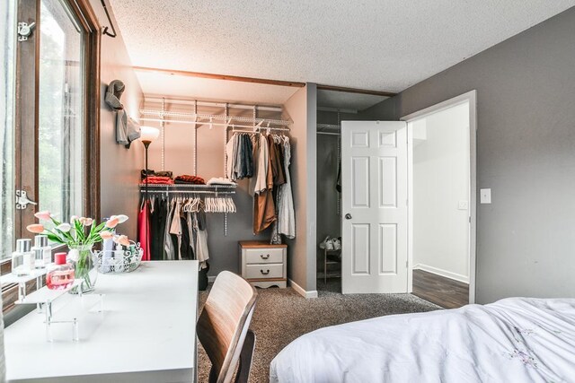 7097 Robinwood Bay, Woodbury, MN 55125 - bedroom featuring a closet and a textured ceiling
