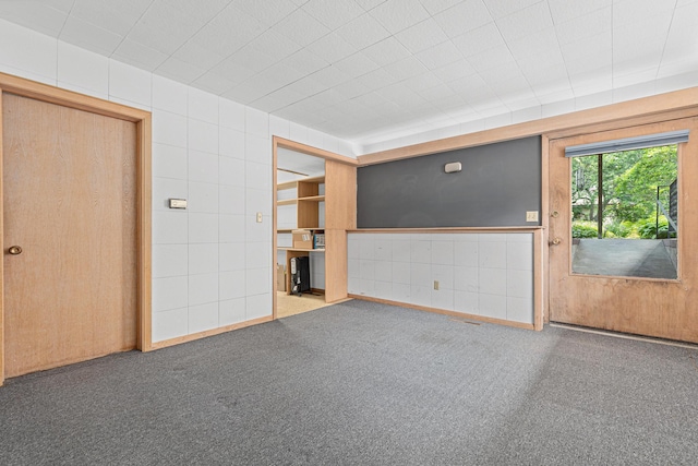 1803 Hubbard Ave, Saint Paul, MN 55104 - carpeted empty room featuring tile walls