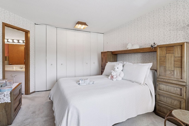 5440 Three Points Blvd Unit 531, Mound, MN 55364 - bedroom with wallpapered walls, light colored carpet, a closet, and ensuite bathroom
