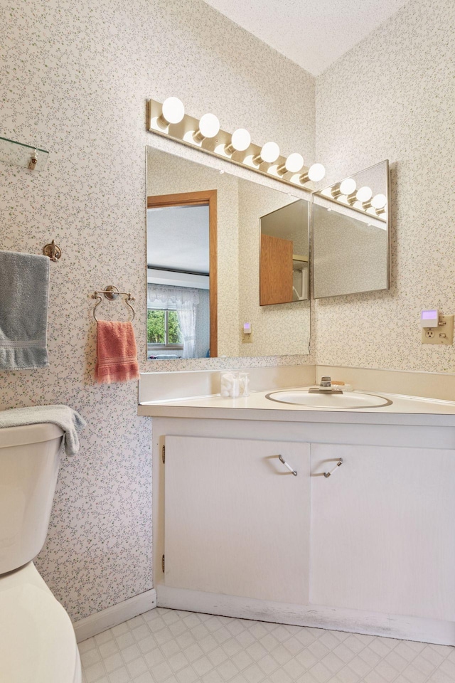 5440 Three Points Blvd Unit 531, Mound, MN 55364 - bathroom featuring wallpapered walls and vanity