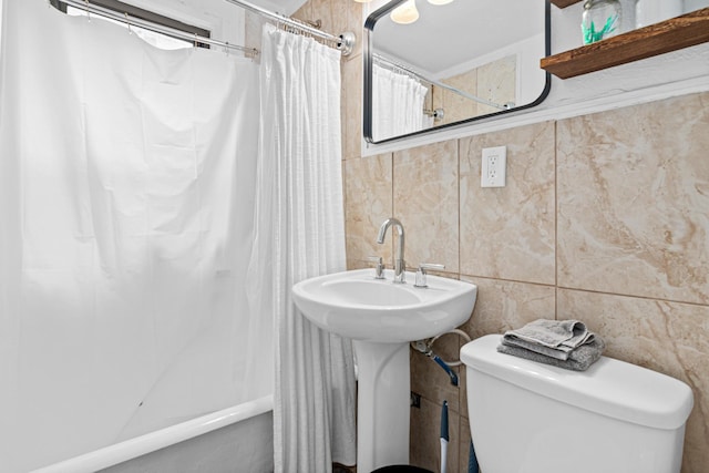 1820 1st Ave S Unit 208, Minneapolis, MN 55403 - full bath with tile walls, shower / bath combo with shower curtain, and decorative backsplash