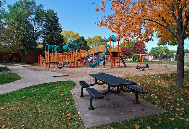 3252 Fremont Ave S Unit 102, Minneapolis, MN 55408 - communal playground with a lawn