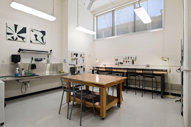 222 2nd St SE Unit 1503, Minneapolis, MN 55414 - dining area featuring a workshop area and a towering ceiling