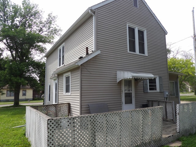 711 2nd Ave NW, Austin, MN 55912 - view of side of home with a deck