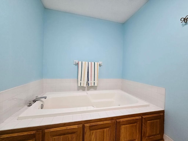 1207 Silverthorn Ct, Shoreview, MN 55126 - bathroom featuring a bath