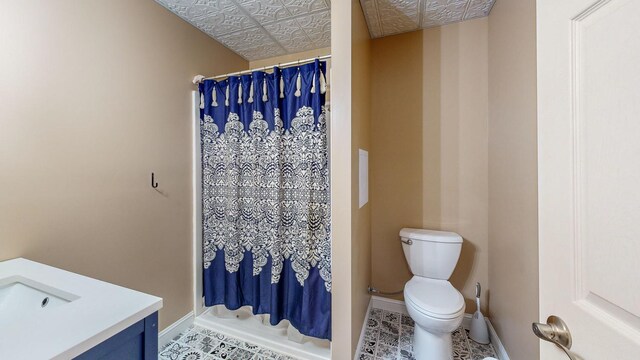 31340 Indigo Rd, Fountain, MN 55935 - bathroom featuring vanity, an ornate ceiling, and curtained shower