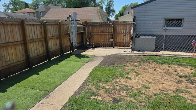 524 1st Ave SE, Wells, MN 56097 - view of yard featuring a gate