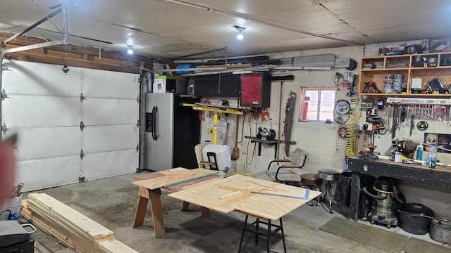 524 1st Ave SE, Wells, MN 56097 - garage with a workshop area