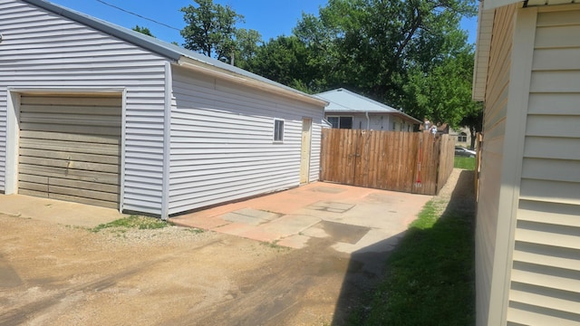 524 1st Ave SE, Wells, MN 56097 - view of side of home with an outbuilding