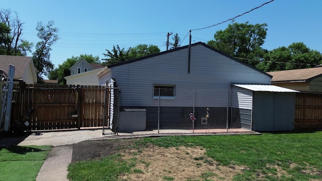 524 1st Ave SE, Wells, MN 56097 - back of house featuring a gate and an outdoor structure