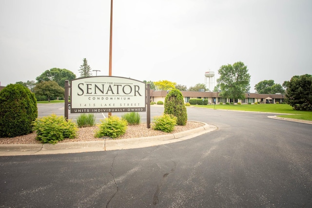 1415 Lake St Unit 114, Alexandria, MN 56308 - community sign with uncovered parking