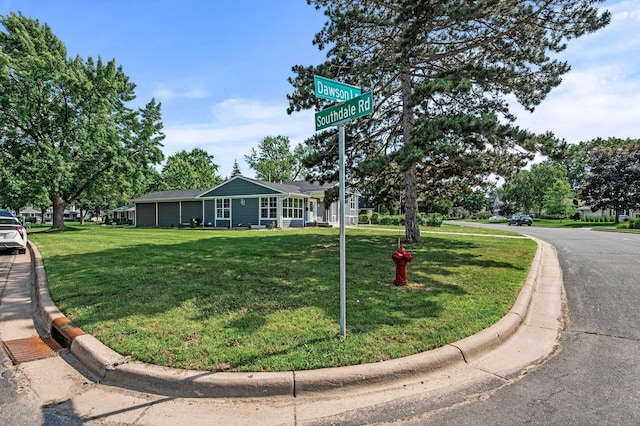 6901 Dawson Ln, Edina, MN 55435 - view of front of property with a front yard