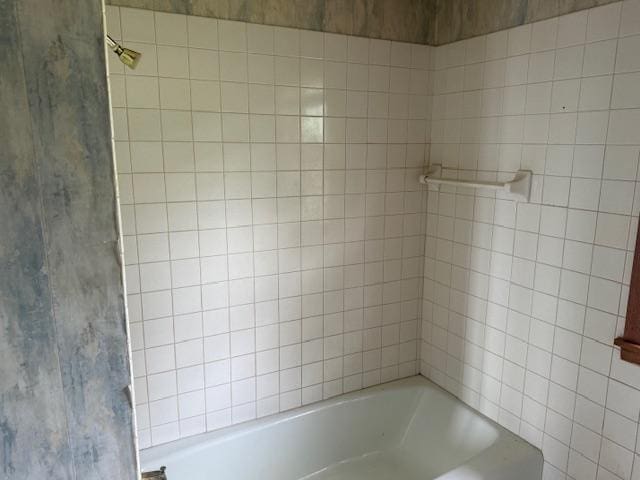 103 Circle Dr, Jackson, MN 56143 - bathroom featuring washtub / shower combination