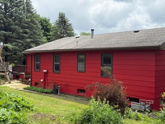 103 Circle Dr, Jackson, MN 56143 - rear view of house featuring a shingled roof and a lawn