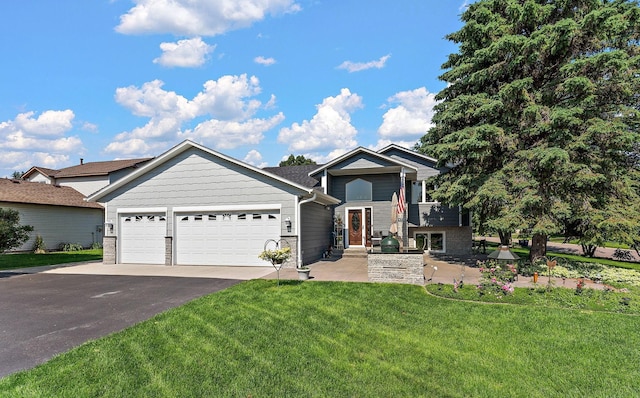 17317 Faraday Ct, Lakeville, MN 55024 - view of front facade featuring an attached garage, asphalt driveway, and a front yard