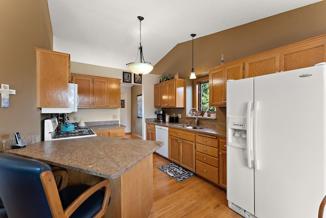 17317 Faraday Ct, Lakeville, MN 55024 - kitchen featuring white appliances, a peninsula, light wood-type flooring, lofted ceiling, and decorative light fixtures