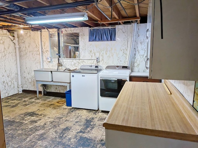 3465 5th St NE, Minneapolis, MN 55418 - laundry area with washer and clothes dryer