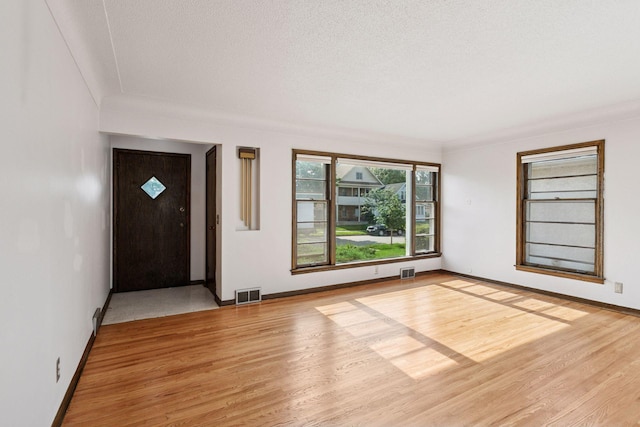 2514 5th St NE, Minneapolis, MN 55418 - entrance foyer with light wood-style floors and a textured ceiling