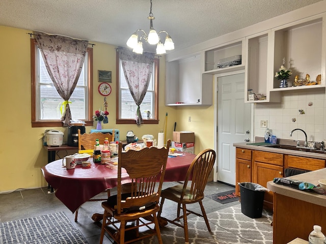 328 Edmund Ave, Saint Paul, MN 55103 - dining space featuring a chandelier and a textured ceiling