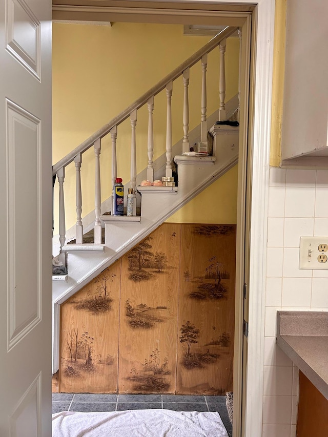328 Edmund Ave, Saint Paul, MN 55103 - stairway with tile walls