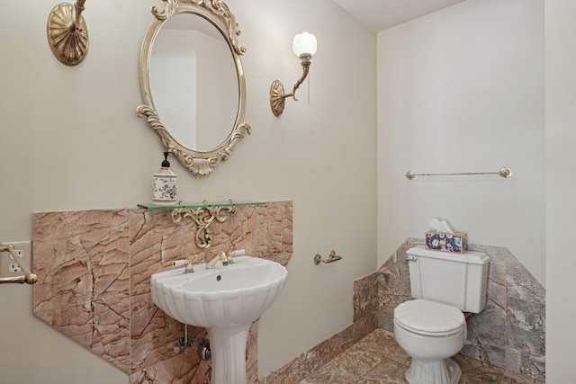 6541 Beach Rd, Eden Prairie, MN 55344 - bathroom with toilet