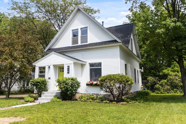 810 7th St NW, Faribault, MN 55021 - view of front of property featuring a shingled roof and a front lawn