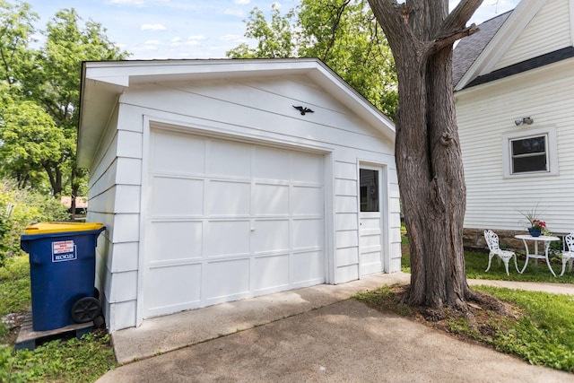 810 7th St NW, Faribault, MN 55021 - detached garage with driveway