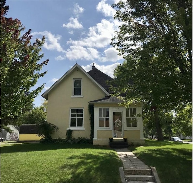 604 7th Ave E, Alexandria, MN 56308 - view of front of home with stucco siding and a front yard