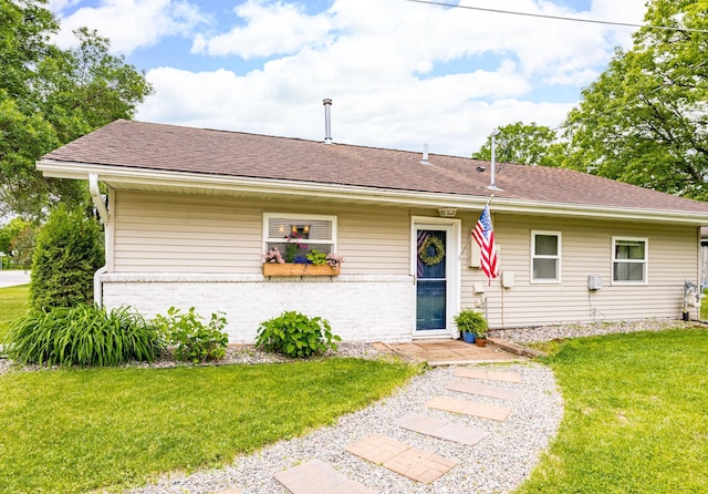 611 11th Ave, Grand Rapids, MN 55744 - view of front facade with a front yard, brick siding, and roof with shingles