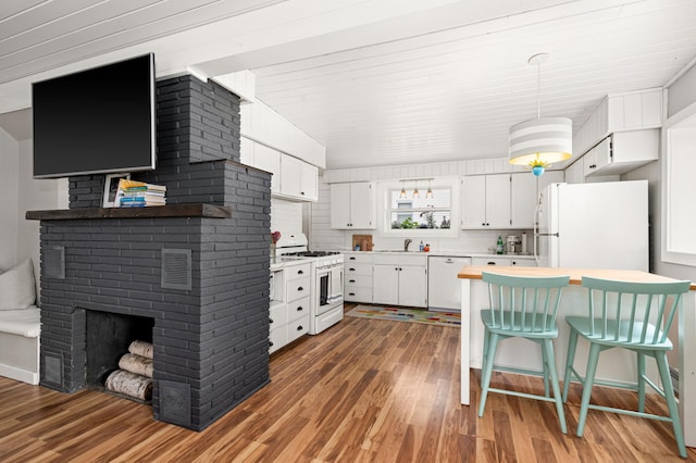 611 11th Ave, Grand Rapids, MN 55744 - kitchen featuring white appliances, light wood finished floors, light countertops, white cabinets, and a kitchen breakfast bar
