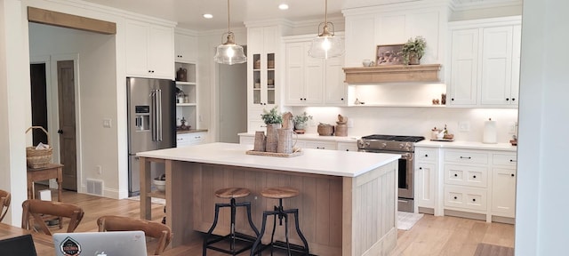 9029 Crown Hill Ct, Brainerd, MN 56401 - kitchen with open shelves, stainless steel appliances, light wood-style floors, a breakfast bar, and recessed lighting
