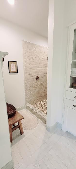 9029 Crown Hill Ct, Brainerd, MN 56401 - full bath featuring a tile shower and baseboards