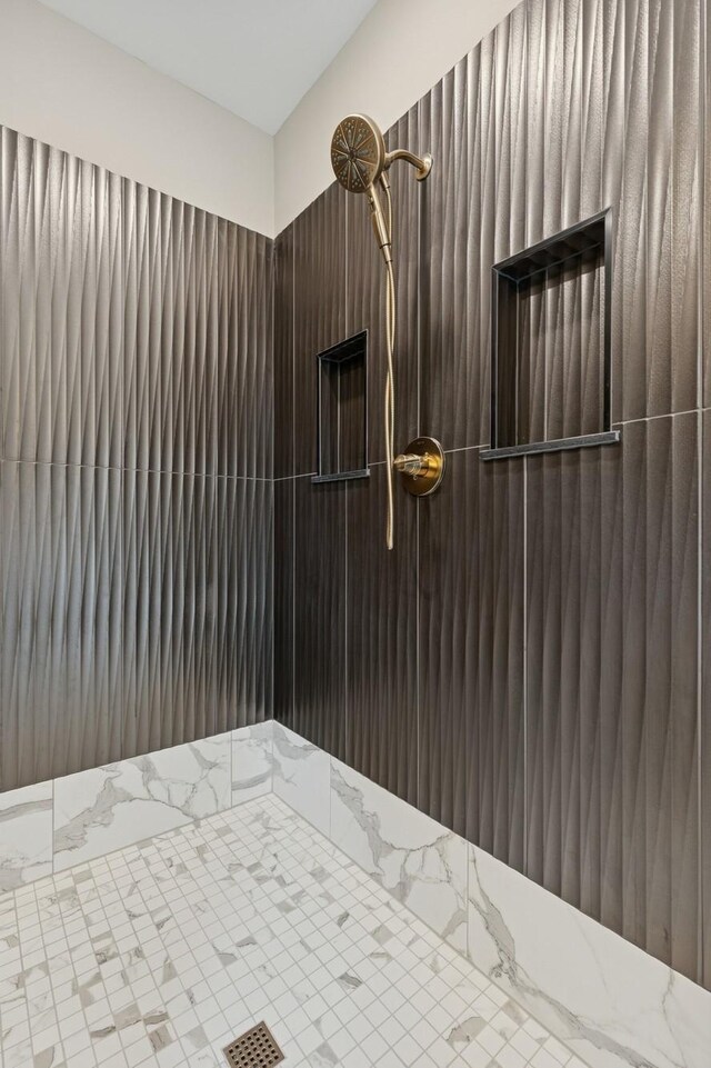 2706 Lakeview Ct, Little Canada, MN 55117 - bathroom featuring tiled shower