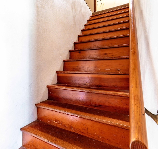 707 Marshall Ave, Henning, MN 56551 - view of staircase