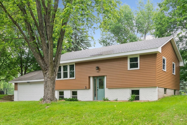 711 9th St NW, Buffalo, MN 55313 - view of front of home with a front lawn and roof with shingles