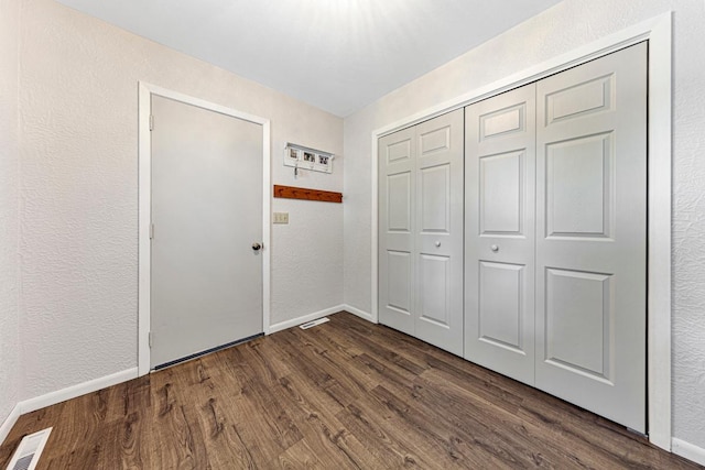 2115 3rd Ave NE, Owatonna, MN 55060 - entryway with dark wood-style flooring and a textured wall