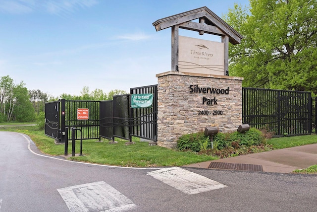 2125 Innsbruck Pkwy, Columbia Heights, MN 55421 - view of property's community