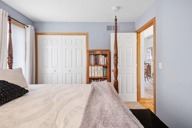 1978 110th Ct NE Unit 1103, Blaine, MN 55449 - bedroom featuring a closet and a textured ceiling