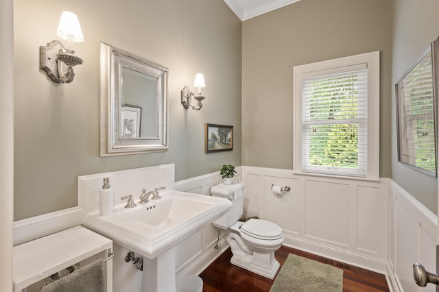 6300 78th Ln, Greenfield, MN 55357 - bathroom featuring wainscoting, ornamental molding, a decorative wall, and wood finished floors