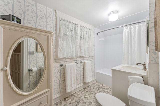 2145 Knapp St, Saint Paul, MN 55108 - full bath featuring shower / bath combo, wallpapered walls, and vanity
