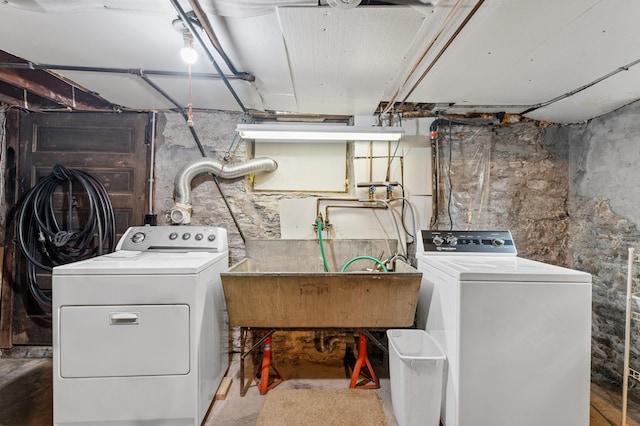2145 Knapp St, Saint Paul, MN 55108 - laundry area featuring washer and dryer