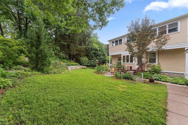 2145 Knapp St, Saint Paul, MN 55108 - view of grassy yard