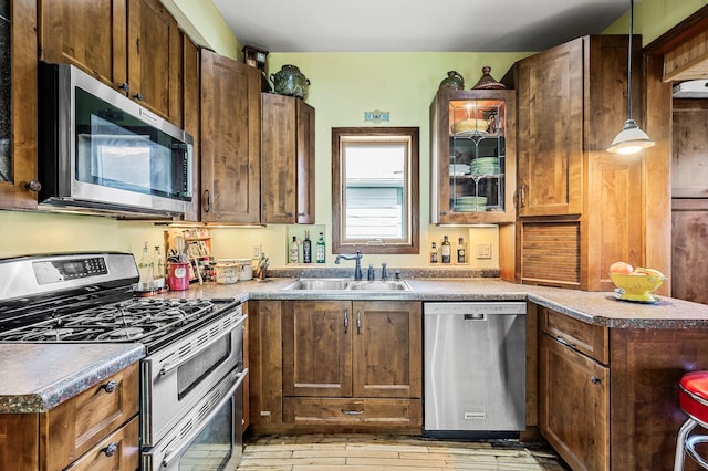 3231 41st Ave S, Minneapolis, MN 55406 - kitchen with stainless steel appliances, light wood-type flooring, and a peninsula