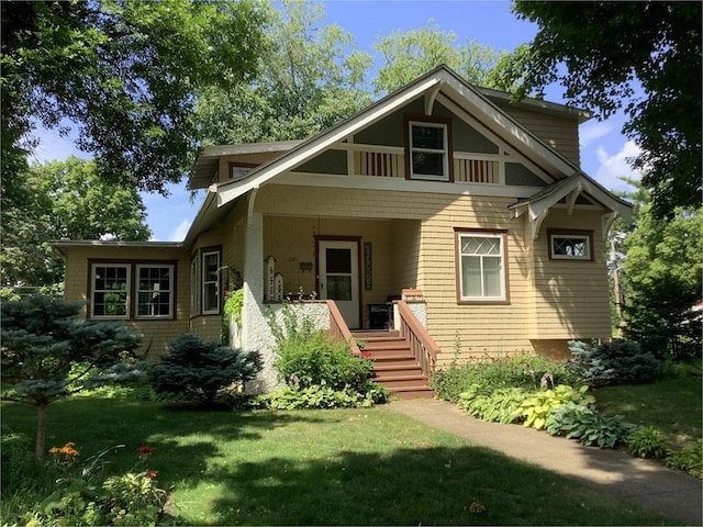 640 4th Ave SW, Faribault, MN 55021 - view of front of house with a front lawn and covered porch