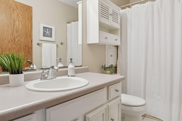 6160 Creek View Rdg, Minnetonka, MN 55345 - bathroom with vanity and a shower with shower curtain