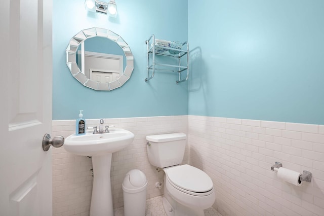 6715 158th St W, Apple Valley, MN 55124 - bathroom featuring a wainscoted wall and tile walls