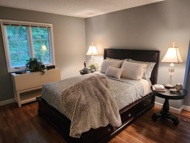 3900 Hillcrest Way, Deephaven, MN 55391 - bedroom with wood finished floors and a textured ceiling